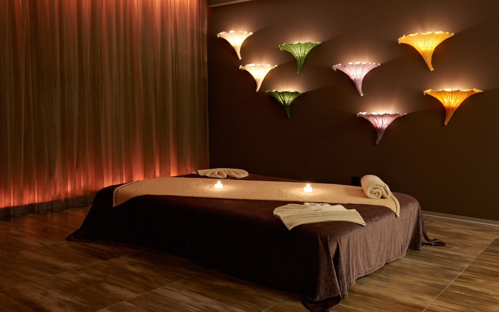 Massageraum mit extra breiter Massage Liege mit stimmungsvollem Licht im Massagestudio Andana in Zürich
